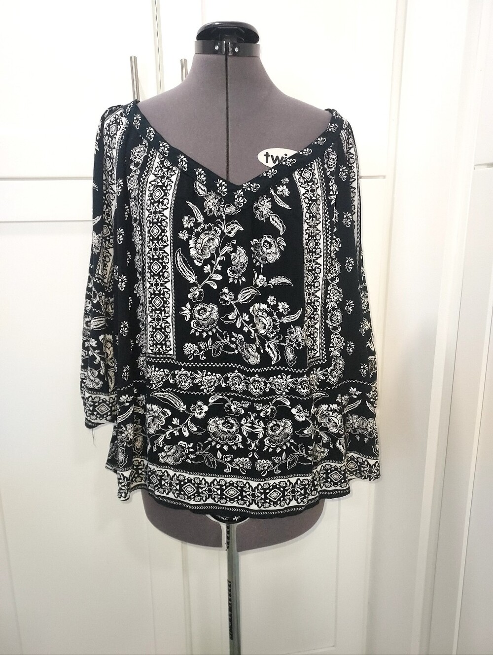 Bila Black and White Floral V-Neck Blouse